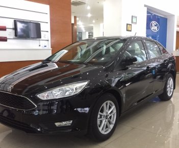 Ford Focus Trend 1.5 AT  2018 - Bán Ford Focus Trend màu đen Sedan 4 cửa, có xe giao ngay tặng phụ kiện tùy chọn ghế da - dán phim - camera hành trình