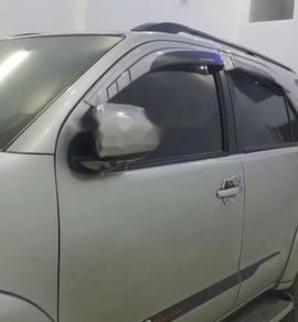 Toyota Fortuner 2012 - Cần bán gấp Toyota Fortuner năm sản xuất 2012, màu bạc ít sử dụng