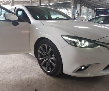 Mazda 6 Premium 2.5AT 2017 - Bán Mazda 6 Premium 2.5AT, đời 2017, màu trắng, còn mới 99%. Có hỗ trợ trả góp
