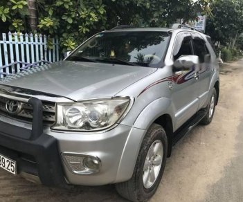 Toyota Fortuner 2010 - Bán Toyota Fortuner năm 2010, màu bạc xe gia đình, 615 triệu