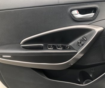 Hyundai Santa Fe SE 3.3 AT AWD 2016 - Bán Santa Fe 2016 CDI máy dầu số tự động 100km 8 lít. Màu trắng, hàng full đủ đồ