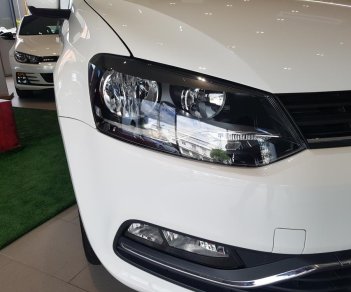 Volkswagen Polo   2017 - Bán Volkswagen Polo Sedan năm 2017, màu trắng, nhập khẩu nguyên chiếc