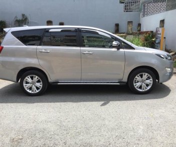 Toyota Innova V 2017 - Bán Innova V số tự động 2017, xe đi lướt 12000km cam kết chất lượng 100% bao test hãng