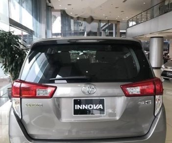 Toyota Innova 2018 - Bán xe Toyota Innova sản xuất 2018, màu bạc, giá tốt