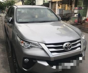 Toyota Fortuner 2017 - Cần bán gấp Toyota Fortuner sản xuất năm 2017, màu bạc xe gia đình