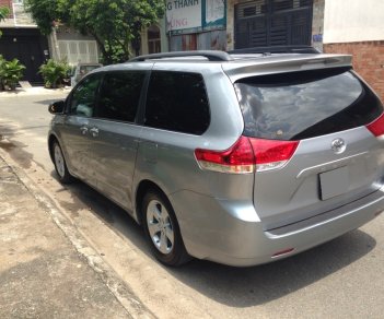 Toyota Sienna LE 3.5 AT FWD 2011 - Bán xe Toyota Sienna đời 2011 nhập khẩu Mỹ, màu bạc, odo được 47.000km đẹp long lanh