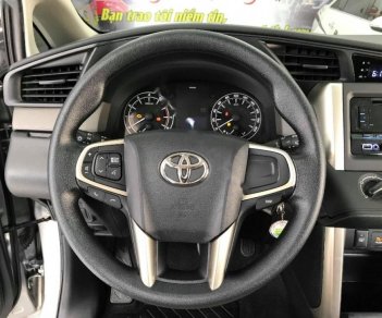 Toyota Innova 2.0E 2016 - Cần bán gấp Toyota Innova 2.0E năm 2016, màu bạc 