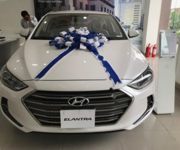 Hyundai Elantra 1.6 MT 2018 - Bán xe Hyundai Elantra 1.6 MT đời 2018, màu trắng 