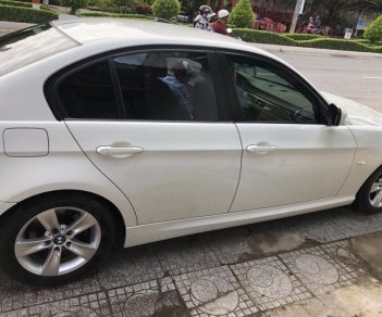 BMW 3 Series 320i 2009 - Cần bán BMW 320i 2009, màu trắng còn mới tinh