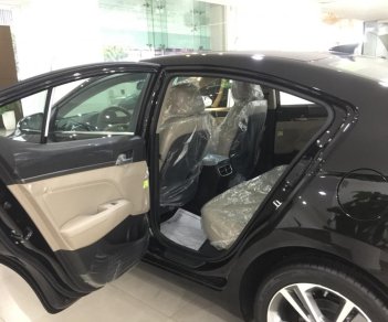 Hyundai Elantra 1.6 MT 2018 - Hyundai Elantra 1.6MT màu đen, xe có sẵn giao ngay, hỗ trợ vay trả góp đến 90% lãi suất ưu đãi. LH: 0903 175 312