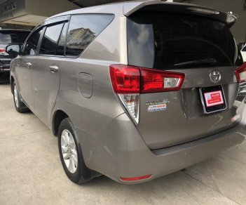 Toyota Innova 2.0E 2017 - Cần bán Toyota Innova 2.0E đời 2017, màu nâu số sàn