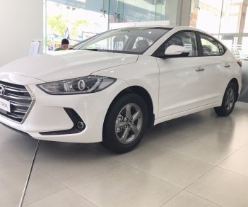 Hyundai Elantra 1.6 MT 2018 - Bán Hyundai Elantra 1.6MT màu trắng xe có sẵn giao ngay, hỗ trợ vay trả góp đến 90% lãi suất ưu đãi. LH: 0903175312