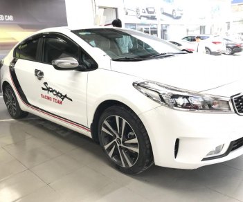 Kia Cerato 1.6MT 2017 - Bán Kia Cerato 1.6MT màu trắng số sàn sản xuất 2017 đăng ký 2018 bản đủ mẫu mới