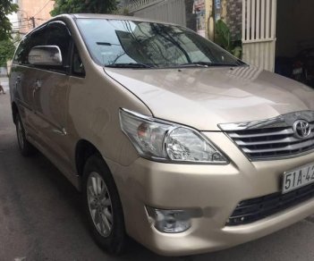 Toyota Innova V 2013 - Bán xe Toyota Innova V năm 2013, màu vàng số tự động