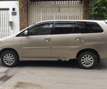 Toyota Innova V 2013 - Bán xe Toyota Innova V năm 2013, màu vàng số tự động