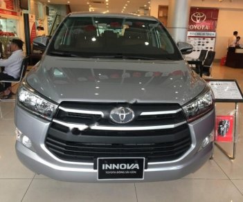 Toyota Innova 2.0E 2018 - Cần bán Toyota Innova 2.0E đời 2018, màu bạc, giá chỉ 720 triệu