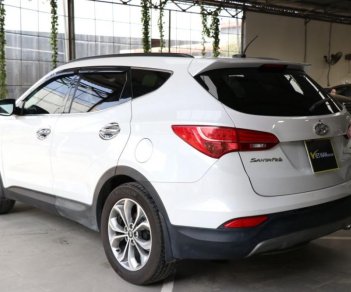 Hyundai Santa Fe 2.4AT 4WD 2015 - Bán xe Hyundai Santa Fe 2.4AT 4WD sản xuất 2015, màu trắng