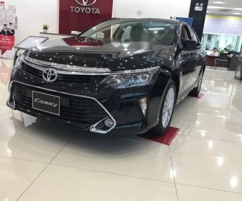 Toyota Camry  2.0E 2018 - Cần bán Toyota Camry 2.0E sản xuất năm 2018, màu đen, giá chỉ 972 triệu