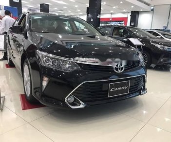 Toyota Camry  2.0E 2018 - Cần bán Toyota Camry 2.0E sản xuất năm 2018, màu đen, giá chỉ 972 triệu