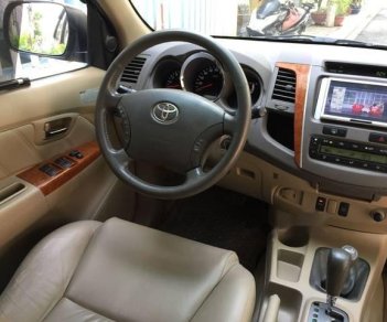 Toyota Fortuner 2011 - Bán Toyota Fortuner đời 2011, máy xăng, số tự động, 2 cầu, màu bạc, xe trùm mền