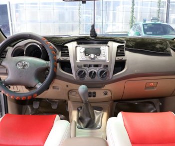 Toyota Fortuner G 2.5MT 2011 - Bán ô tô Toyota Fortuner G 2.5MT đời 2011, màu bạc