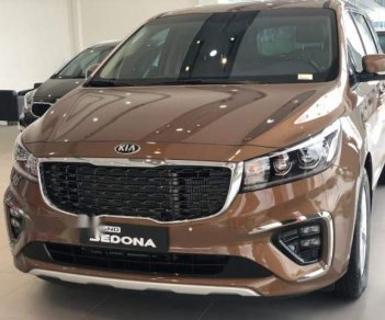 Kia Sedona 2018 - Bán xe Kia Sedona năm sản xuất 2018, màu nâu