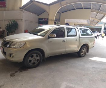 Toyota Hilux E 2012 - Cần bán Toyota Hilux đời 2012, màu bạc, giá chỉ 450 triệu