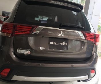 Mitsubishi Outlander 2.4 CVT Premium 2018 - Cần bán Mitsubishi Outlander 2.4 CVT Premium năm sản xuất 2018, màu nâu