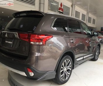 Mitsubishi Outlander 2.4 CVT Premium 2018 - Cần bán Mitsubishi Outlander 2.4 CVT Premium năm sản xuất 2018, màu nâu