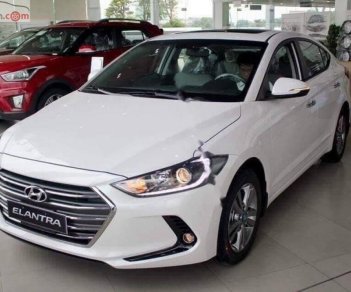 Hyundai Elantra 2018 - Bán ô tô Hyundai Elantra đời 2018, màu trắng, giá 635tr