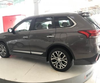 Mitsubishi Outlander 2.4 CVT Premium 2018 - Cần bán Mitsubishi Outlander 2.4 CVT Premium năm sản xuất 2018, màu nâu