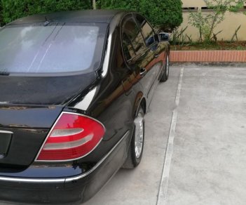 Mercedes-Benz E class E240 2004 - Cần bán gấp Mercedes E240 năm sản xuất 2004, màu đen, xe nhập, giá 310tr