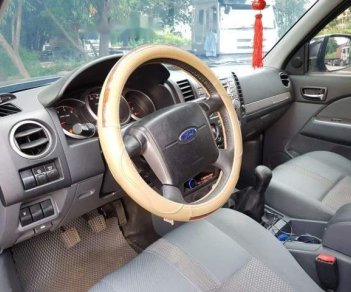 Ford Everest 4x2 MT 2014 - Bán Ford Everest 4x2 MT đời 2014, màu đen xe gia đình