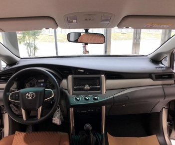 Toyota Innova 2.0E MT 2018 - Bán Toyota Innova 2018 model 2019