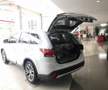 Mitsubishi Outlander 2.4 CVT Premium 2018 - Bán Outlander bản 2.4, 2 cầu số tự động màu trắng, giao ngay