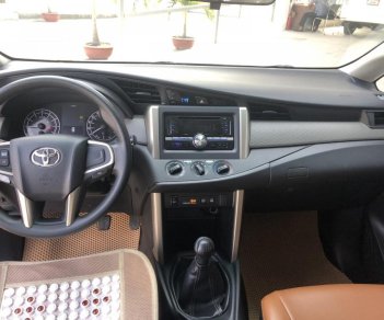 Toyota Innova 2.0E 2017 - Bán Toyota Innova E 2017 Số sàn, xe chạy 55.000Km, sử dụng kỹ không ngập nước cấn đụng