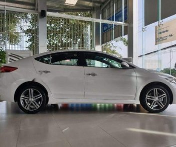 Hyundai Elantra 2018 - Bán xe Hyundai Elantra sản xuất năm 2018, màu trắng giá cạnh tranh