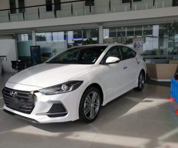 Hyundai Elantra 2018 - Bán xe Hyundai Elantra sản xuất năm 2018, màu trắng giá cạnh tranh