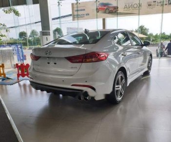 Hyundai Elantra 2018 - Bán xe Hyundai Elantra sản xuất năm 2018, màu trắng giá cạnh tranh