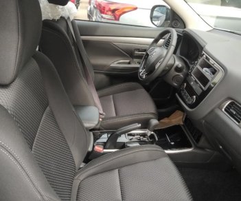 Mitsubishi Outlander 2.0 CVT 2018 - Mitsubishi Outlander đã có cửa gió ghế 2, nội thất đen mới sang trọng. Giá đặc biệt T11, ưu đãi lên tới 51tr