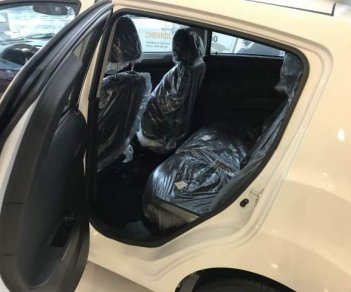 Chevrolet Spark LS  2018 - Cần bán Chevrolet Spark LS đời 2018, màu trắng, giá chỉ 359 triệu