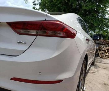 Hyundai Elantra 2017 - Gia đình cần bán Elentra 2017, Đk 2018, số sàn, màu trắng, còn đẹp như mới