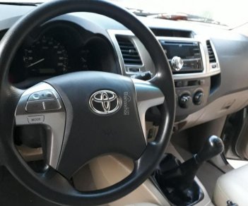 Toyota Hilux E 2014 - Cần bán xe Toyota Hilux E sản xuất 2014, màu bạc, nhập khẩu