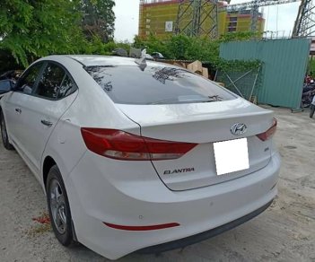 Hyundai Elantra 2017 - Gia đình cần bán Elentra 2017, Đk 2018, số sàn, màu trắng, còn đẹp như mới