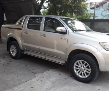 Toyota Hilux E 2014 - Cần bán xe Toyota Hilux E sản xuất 2014, màu bạc, nhập khẩu