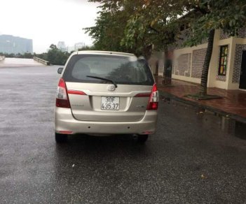 Toyota Innova   E 2014 - Cần bán Toyota Innova E đời 2014, màu vàng như mới