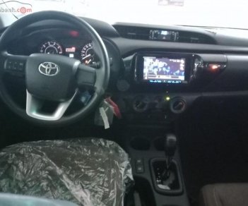 Toyota Hilux 2.4E 4x2 AT 2018 - Bán Toyota Hilux 2.4E 4x2 AT sản xuất năm 2018, màu bạc, xe nhập