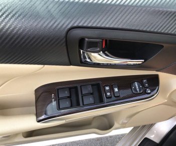 Toyota Camry 2.0E 2018 - Bán gấp Camry tự động 2.0E đk 4/2018 màu ghi bạc xe như mới.