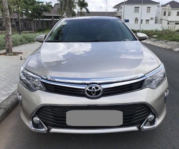 Toyota Camry 2.0E 2018 - Bán gấp Camry tự động 2.0E đk 4/2018 màu ghi bạc xe như mới.
