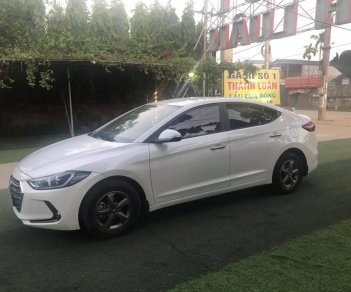 Hyundai Elantra 2017 - Gia đình cần bán Elentra 2017 đk 2018, số sàn, màu trắng đẹp long lanh gà chanh
